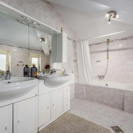 וילה Eufemia By Briskva פורץ